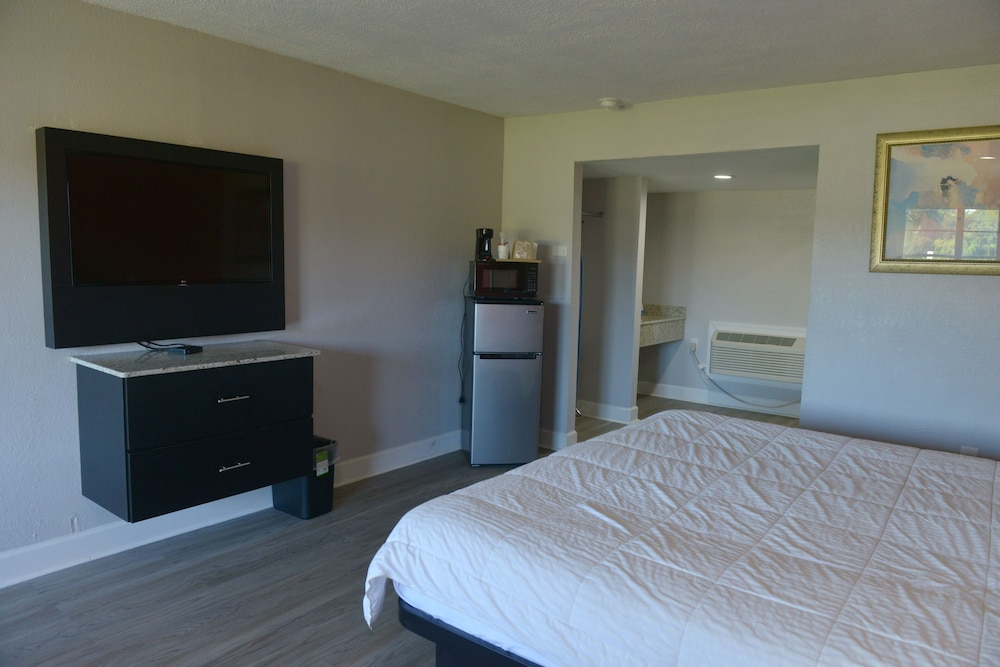 Rodeway Inn & Suites Winter Haven Chain of Lakes 8/35