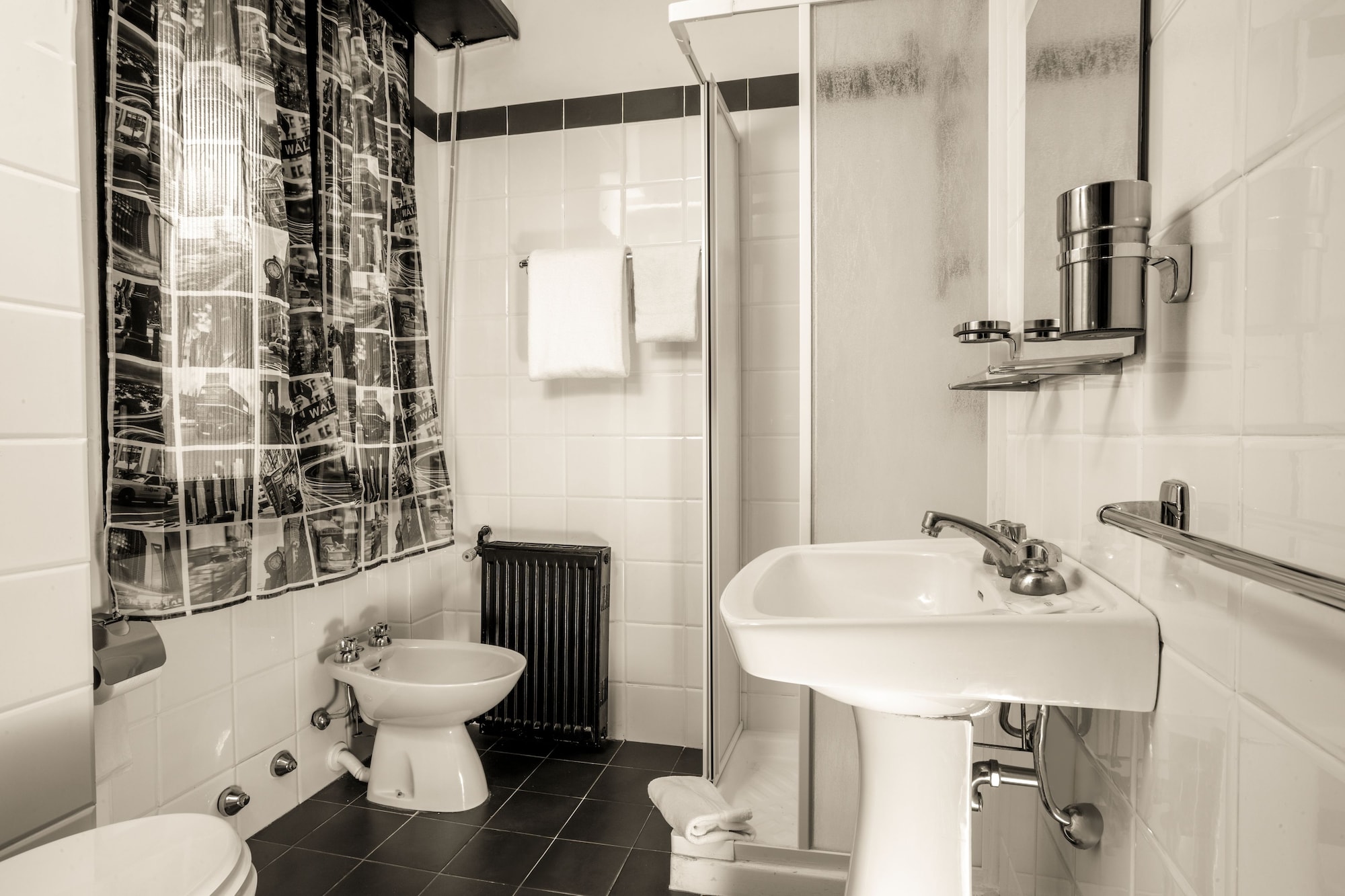 ROOM, SINGLE, SHARED BATHROOM