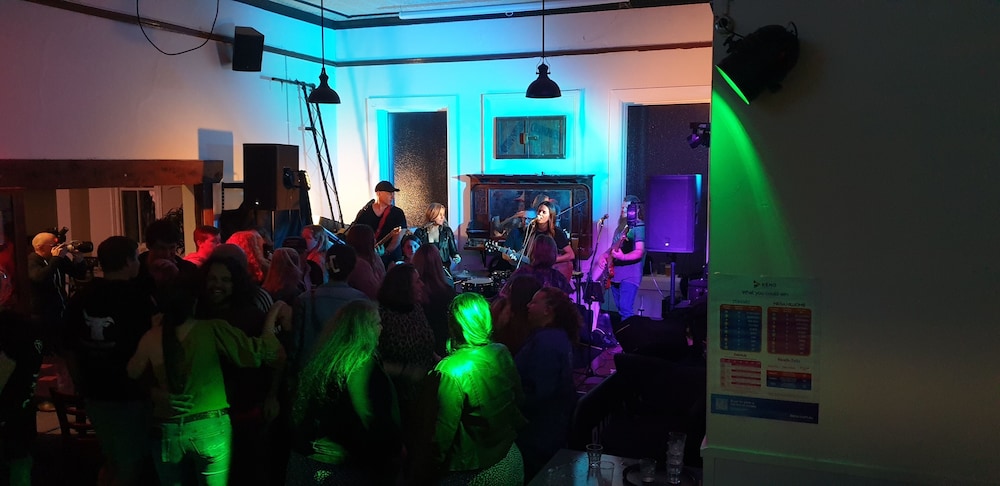 Queens Arms Hotel 36/41