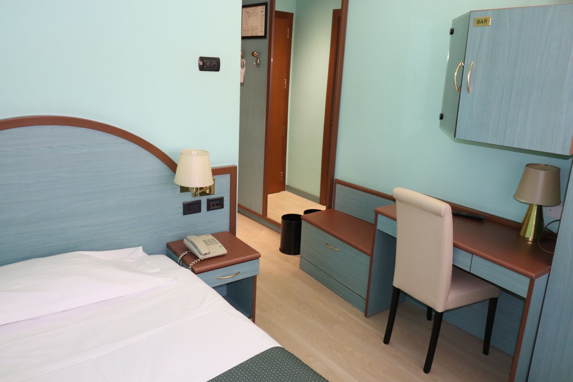 ROOM, SINGLE