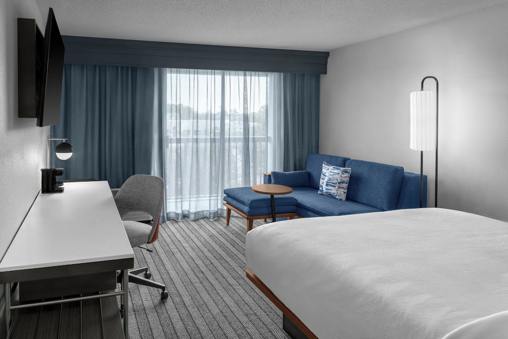 غرفة بسرير كينج بشرفة، Courtyard by Marriott Flint Grand Blanc 2/4