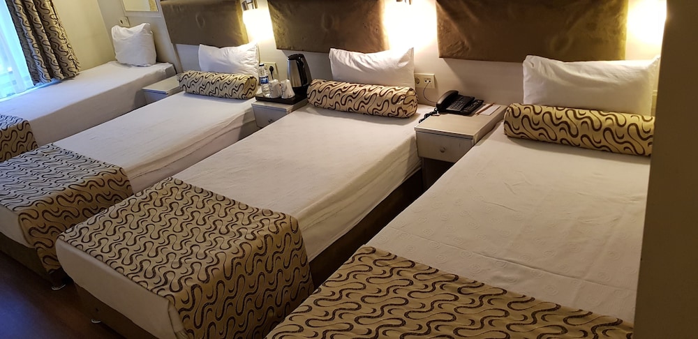 CLASSIC, QUADRUPLE, MULTIPLE BEDS, SMOKING