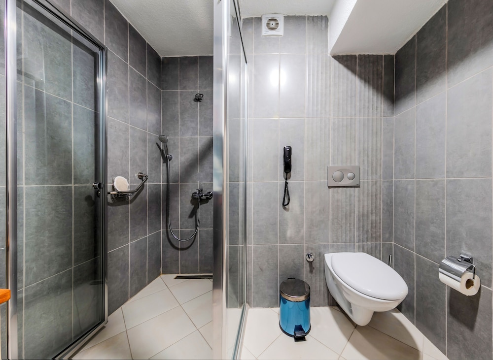 Roys Hotel & Suites 50/50