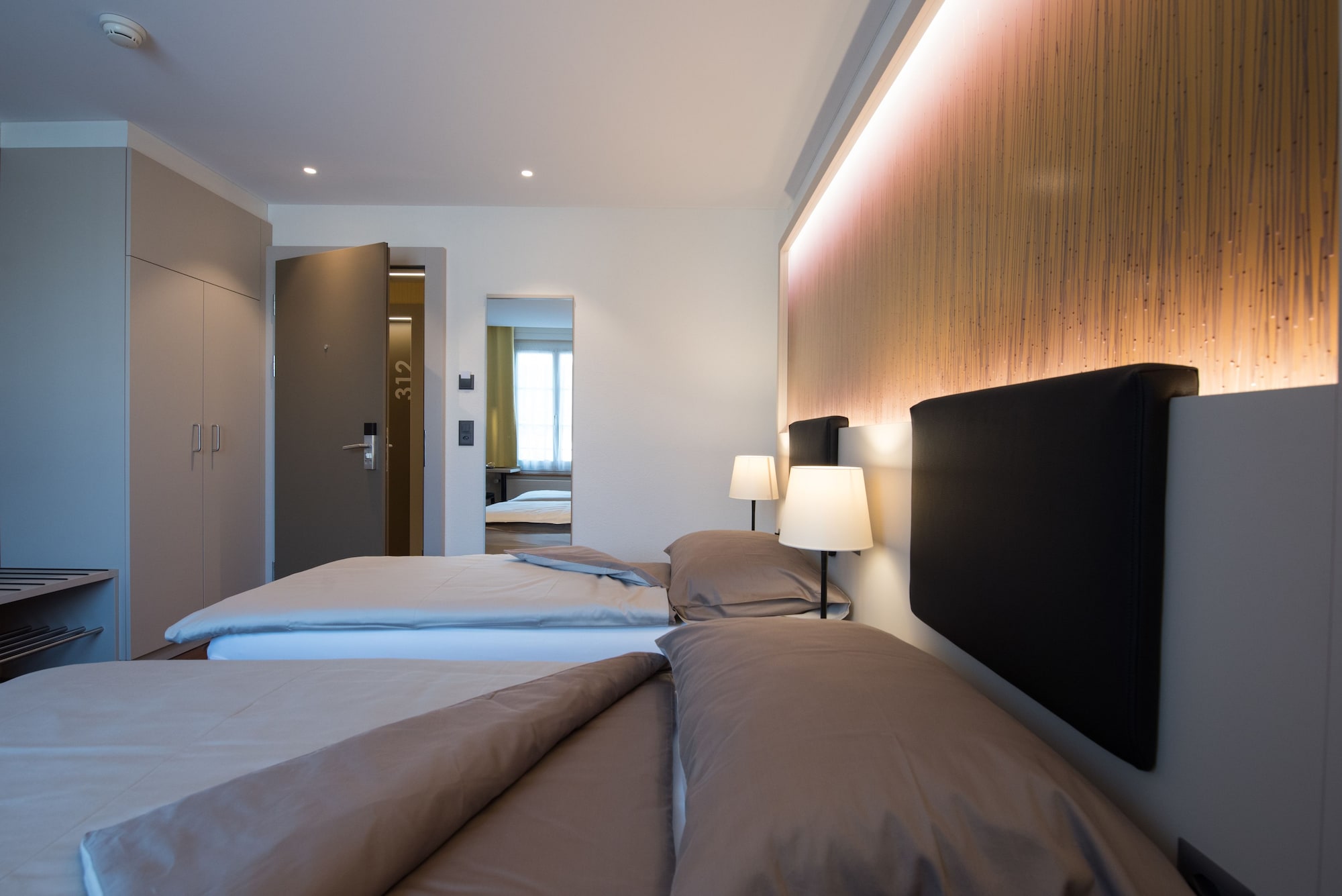 ECONOMY, TWIN BEDS