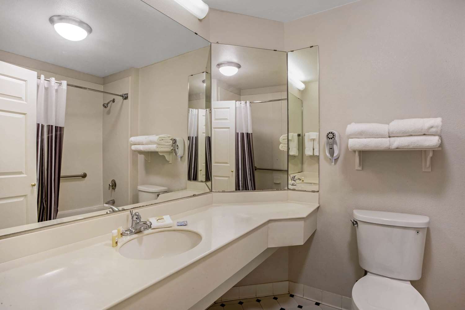 La Quinta Inn Suites Winston Salem 63/64