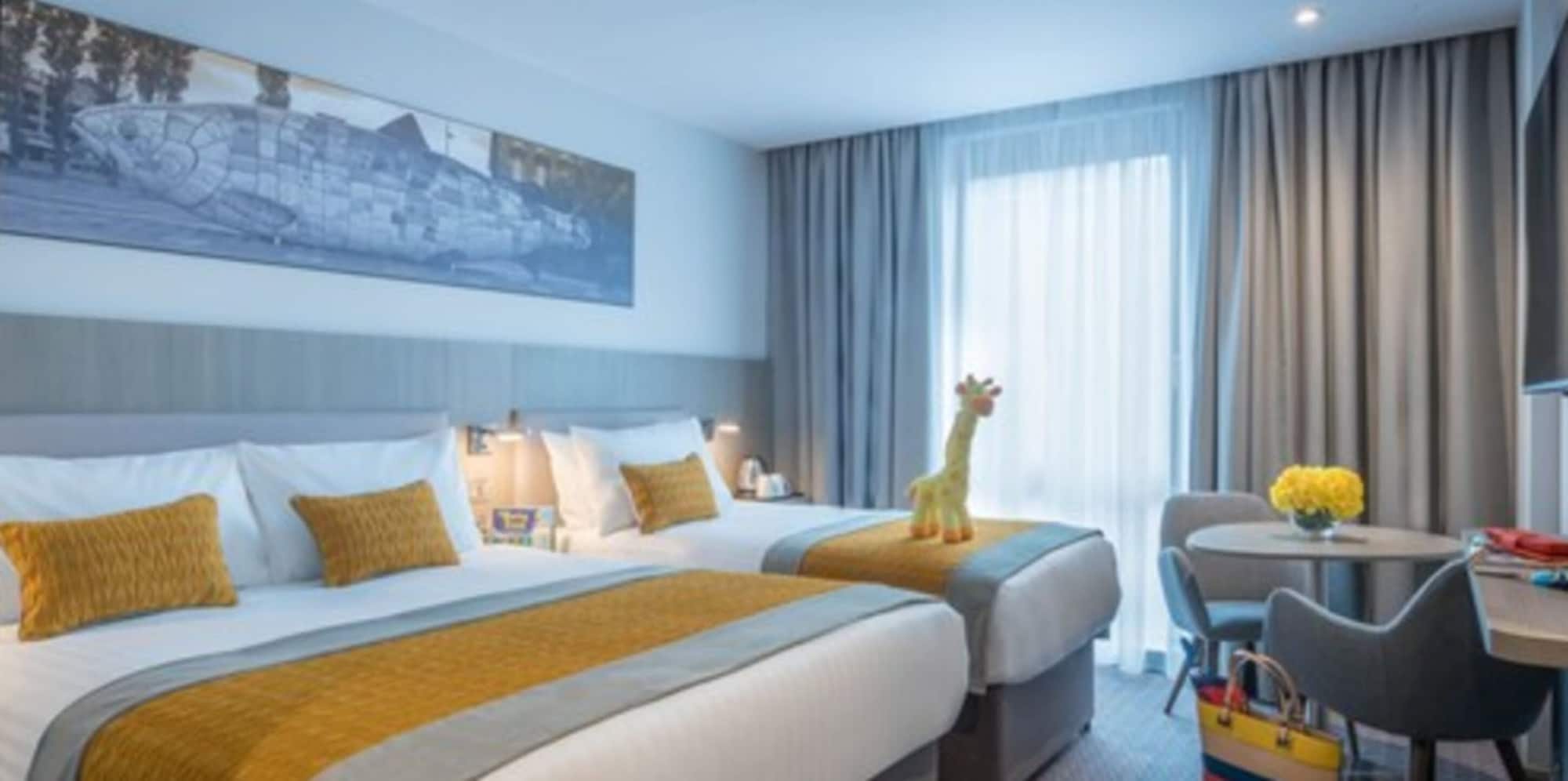 DELUXE, 1 DOUBLE AND 1 SINGLE BED