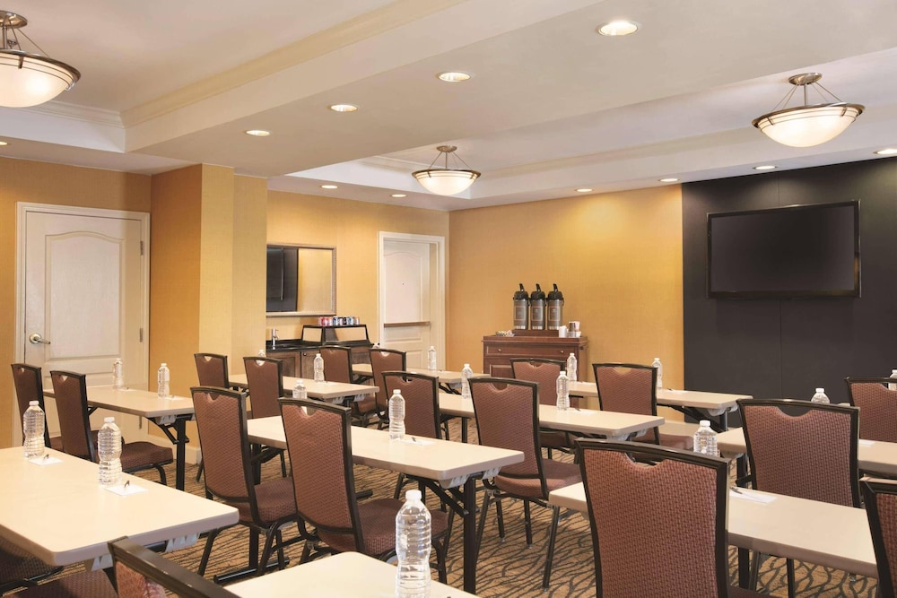 Country Inn & Suites By Radisson, Atlanta Airport North, GA 49/54