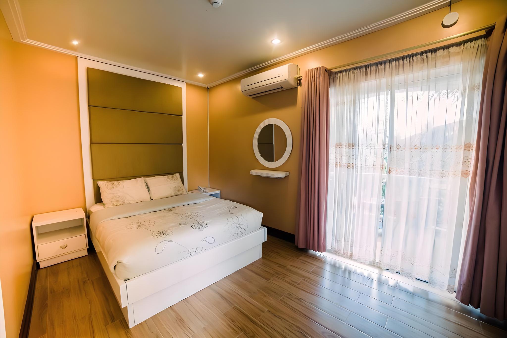 Sol, King Bed