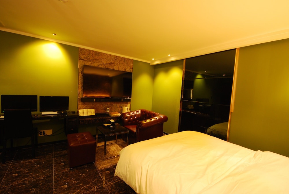Hotel Buti 23/43