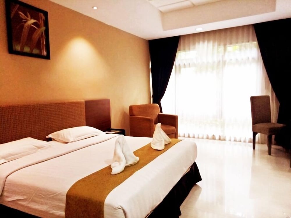 DELUXE, DOUBLE OR TWIN BED