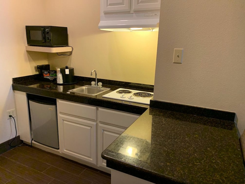 Comfort Suites Texas Ave. 13/28