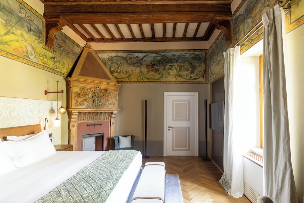 SIGNATURE, SUITE