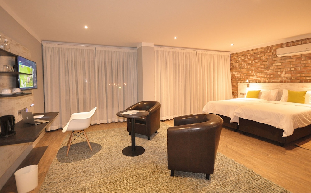1 BEDROOM, JUNIOR SUITE, KING BED, PARTIAL OCEAN VIEW