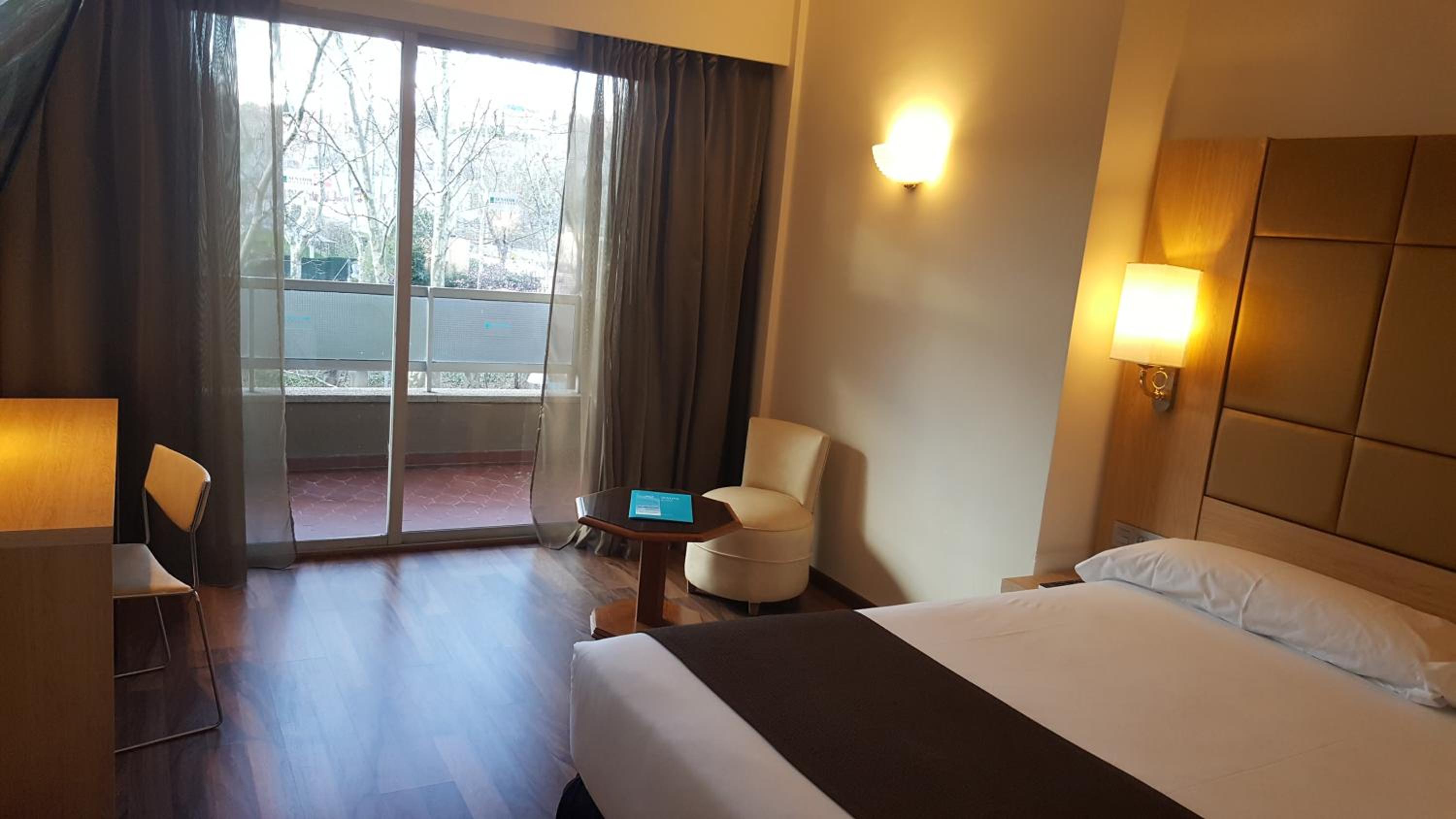 Connecting, 2 Double or Twin Bed
