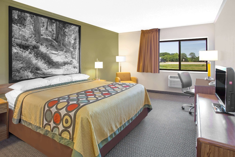 Super 8 by Wyndham Windsor/Madison North 10/28
