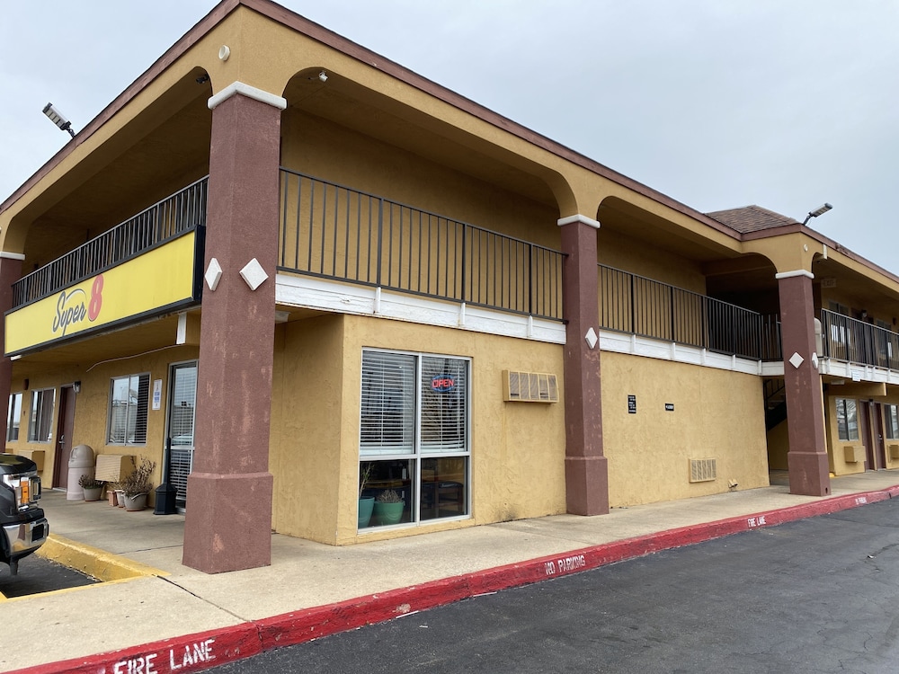Super 8 by Wyndham Midwest City OK 3/33