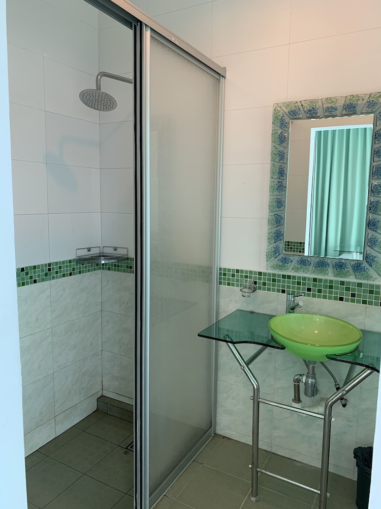3 BEDROOMS, APARTMENT, KING BED, 1 QUEEN AND 1 SINGLE BED