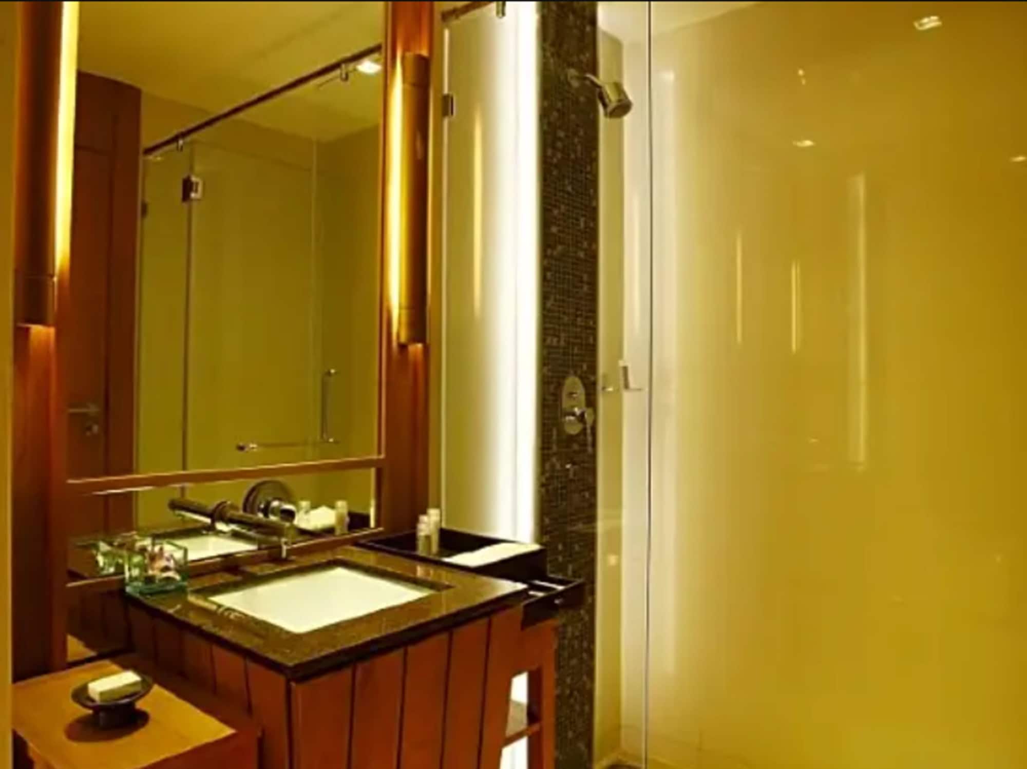 جناح ديلوكس بسرير كينج بإطلالة على المسبح مع أريكة، Centara Nova Hotel Pattaya 6/10