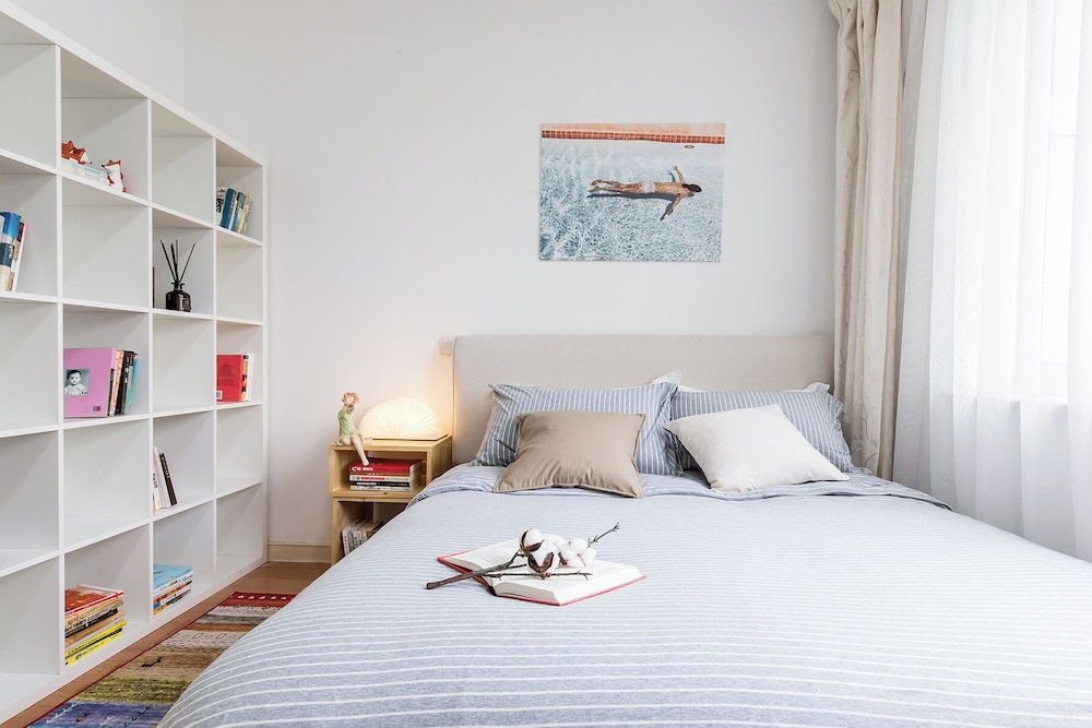 2 Bedrooms, Senior, Apartment, 2 Queen Beds, Kitchen، Book and Bed-People's Square 5/10