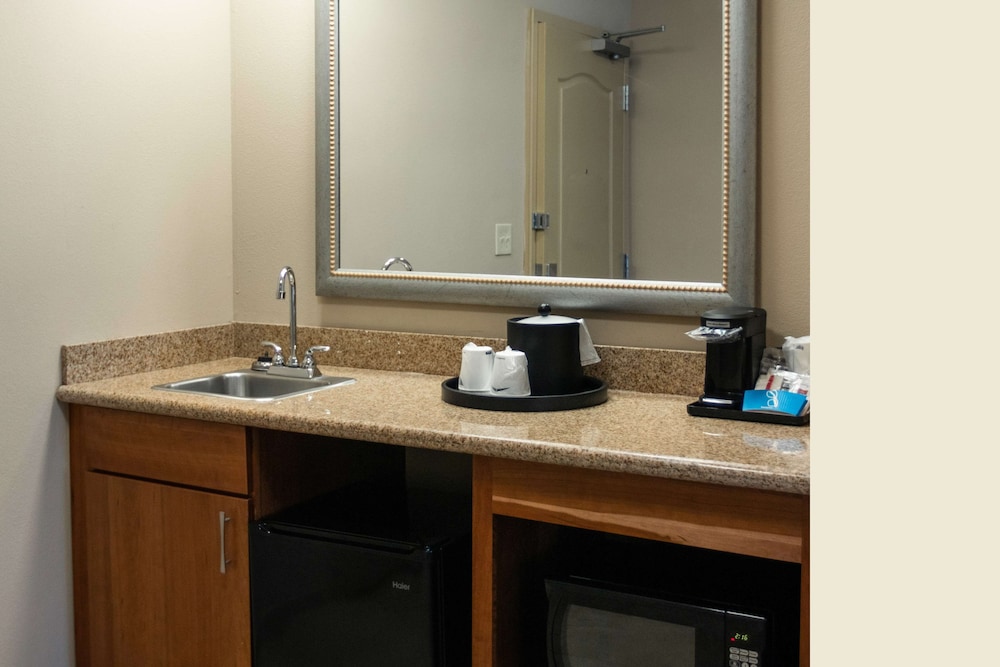 Hampton Inn Gloucester 59/61