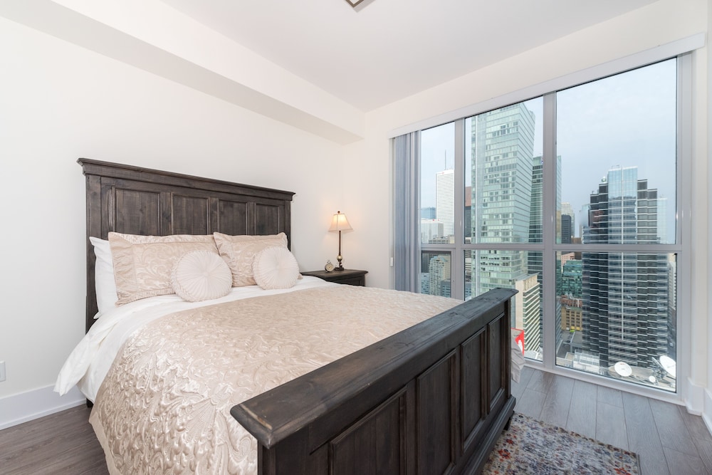 Grand Royal Condos - Cn Tower 27/71