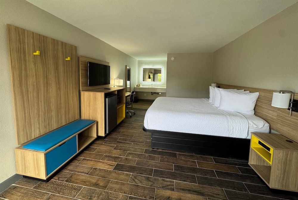 DELUXE, KING BED
