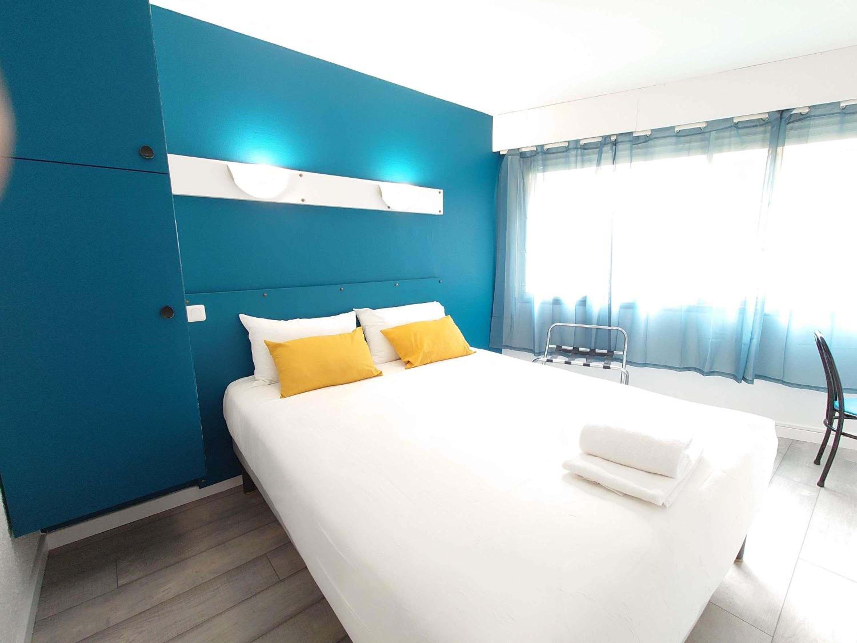 Pop, Family, 1 Double and 1 Single Bed, Sofa