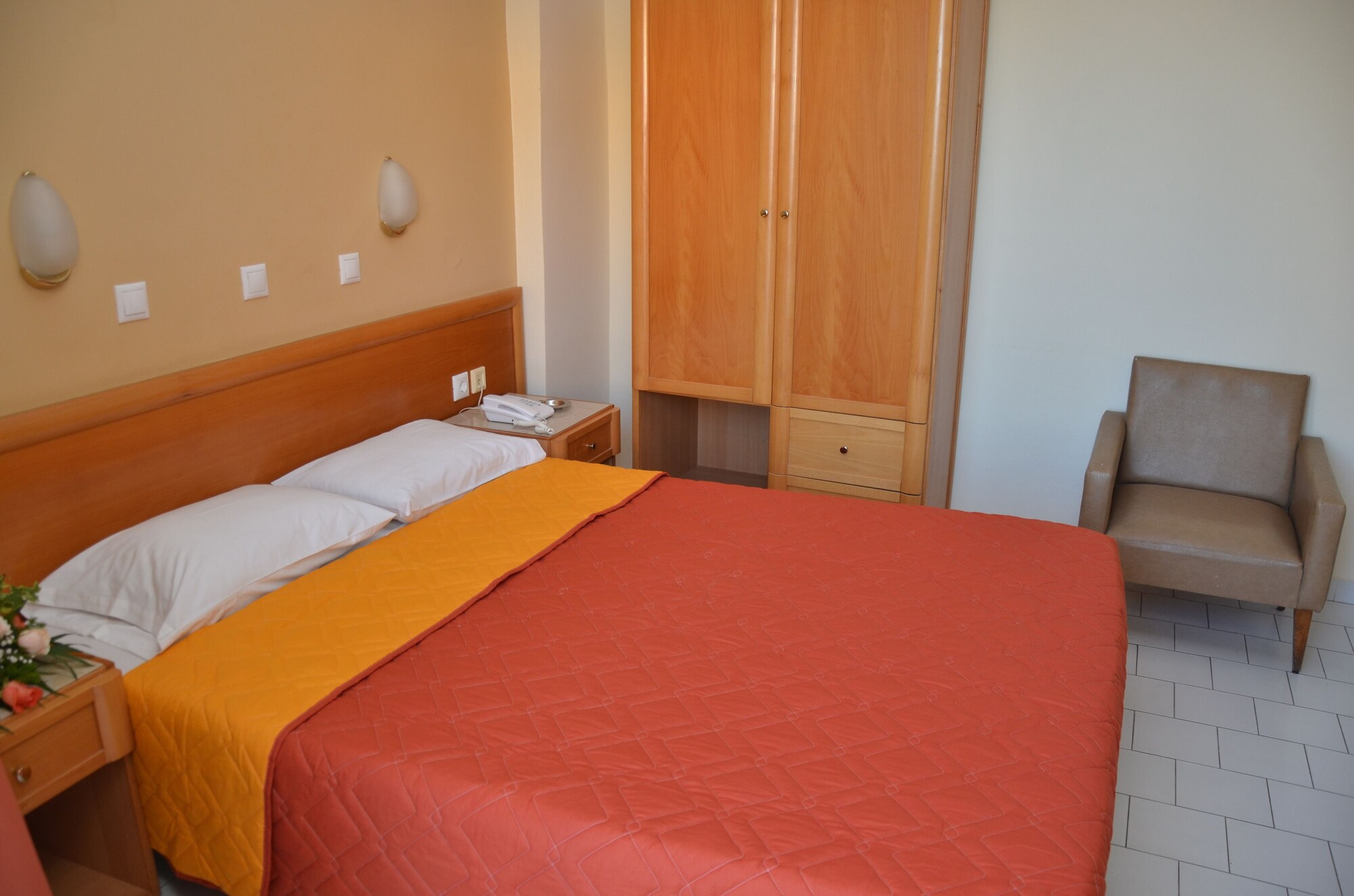 SINGLE ROOM