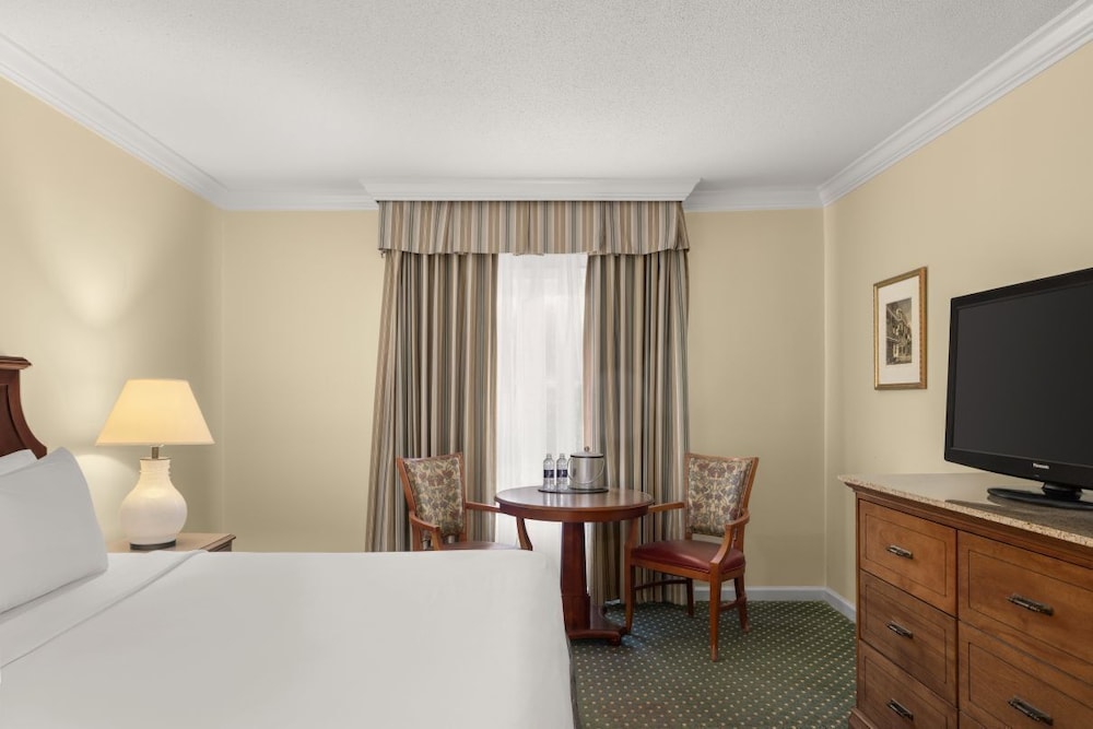 DELUXE, KING BED, CITY OR COURTYARD VIEW