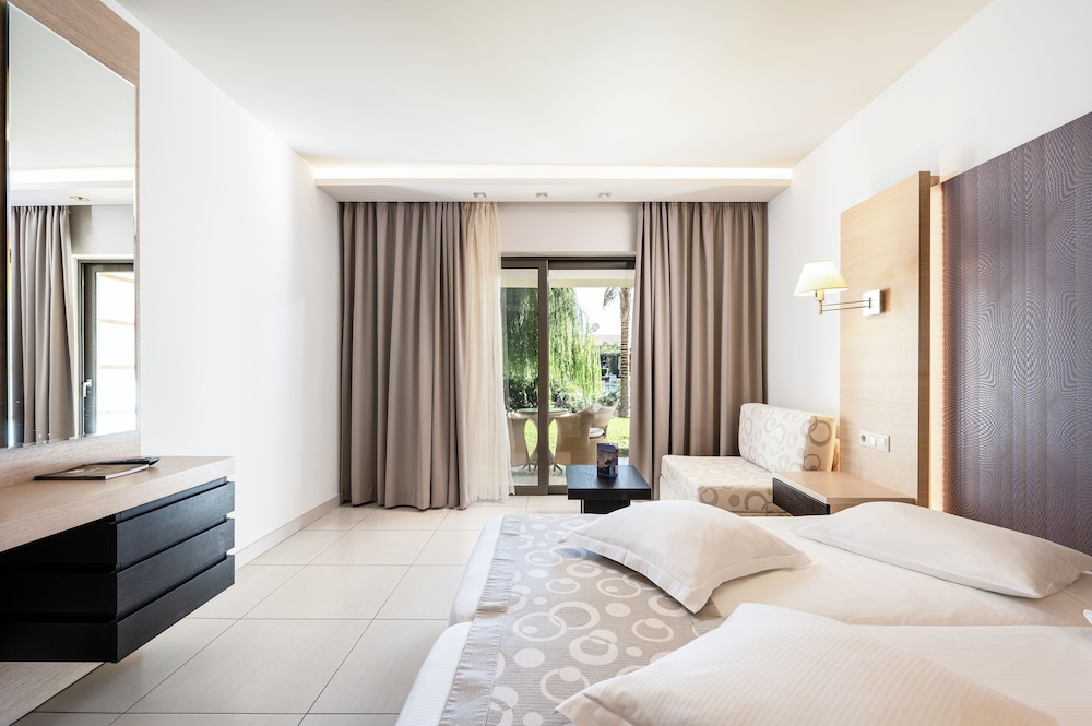 ROOM, TWIN BEDS, GARDEN OR POOL VIEW, SOFA