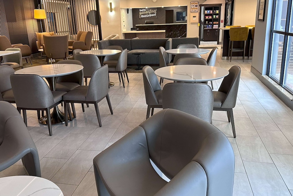 La Quinta Inn & Suites by Wyndham South Bend 43/57