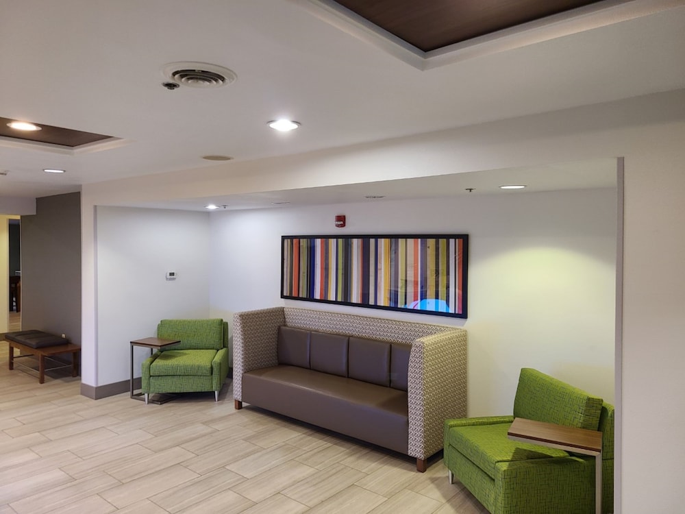 Holiday Inn Express Hotel Suites Sheldon 21/33