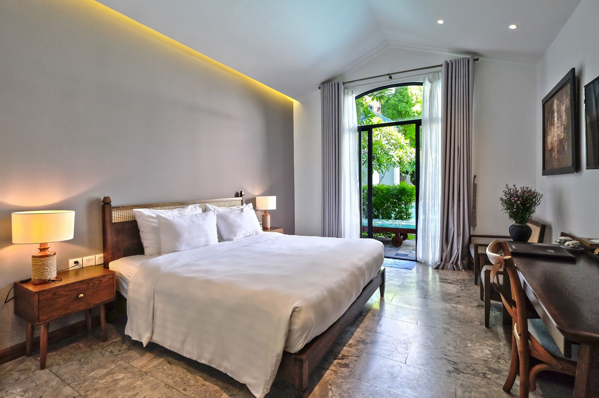Room, King Bed, Pool Access