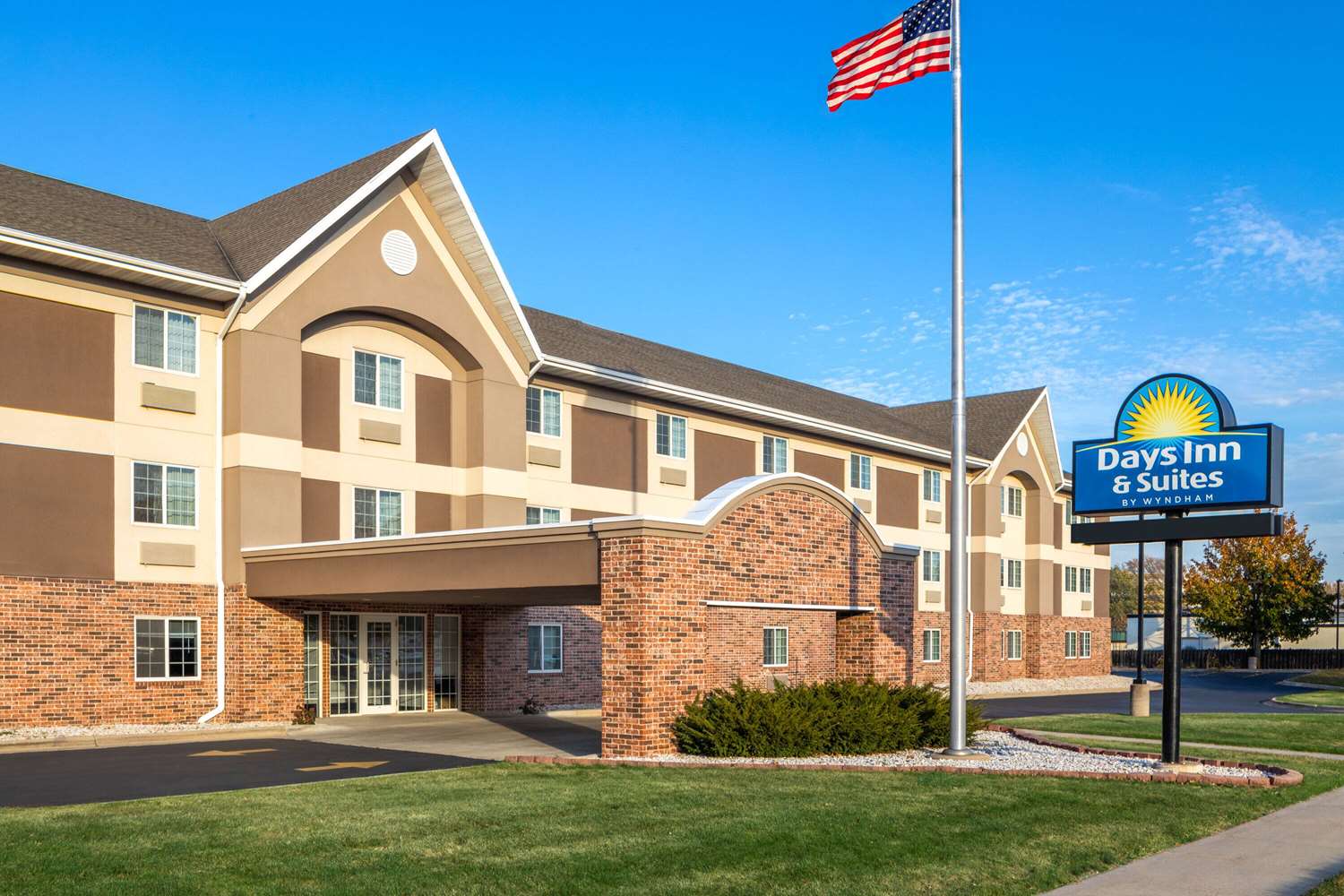 Days Inn & Suites by Wyndham Green Bay WI. 34/38