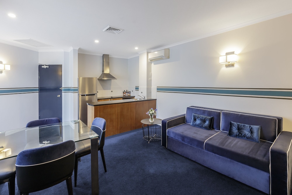Ramada by Wyndham Diplomat Canberra 41/65
