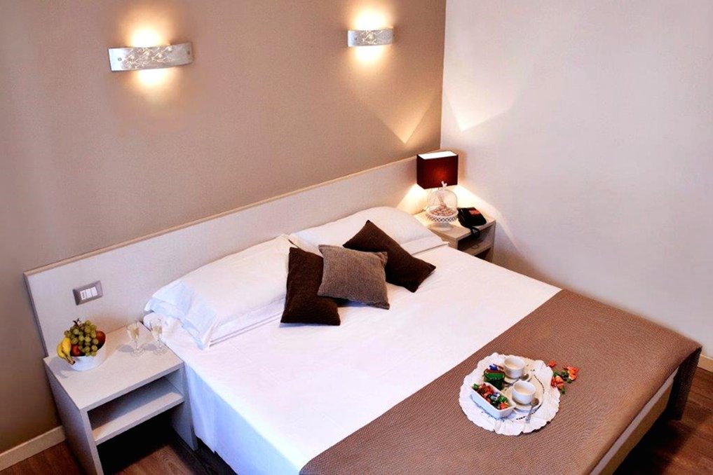 Mennini Hotel 7/34
