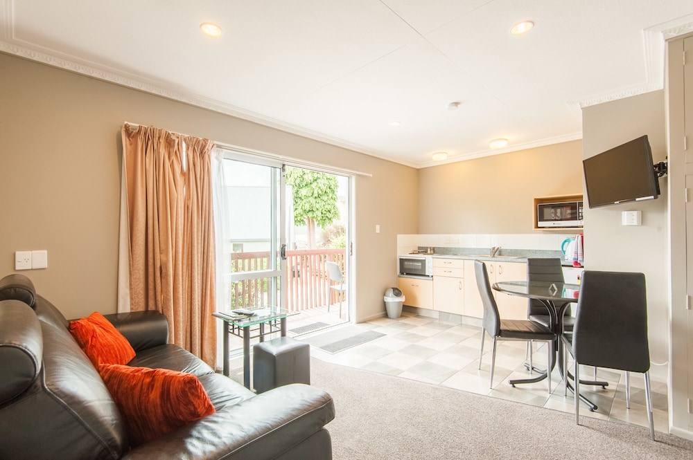 Manuka Crescent Motel 40/63