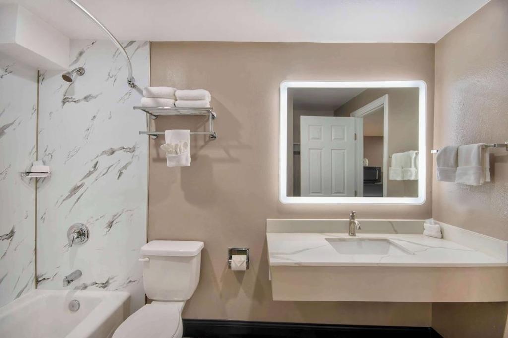 2 Full Beds - Non-Smoking, Kitchen، Studio6 Eureka, CA - Old Town 7/10