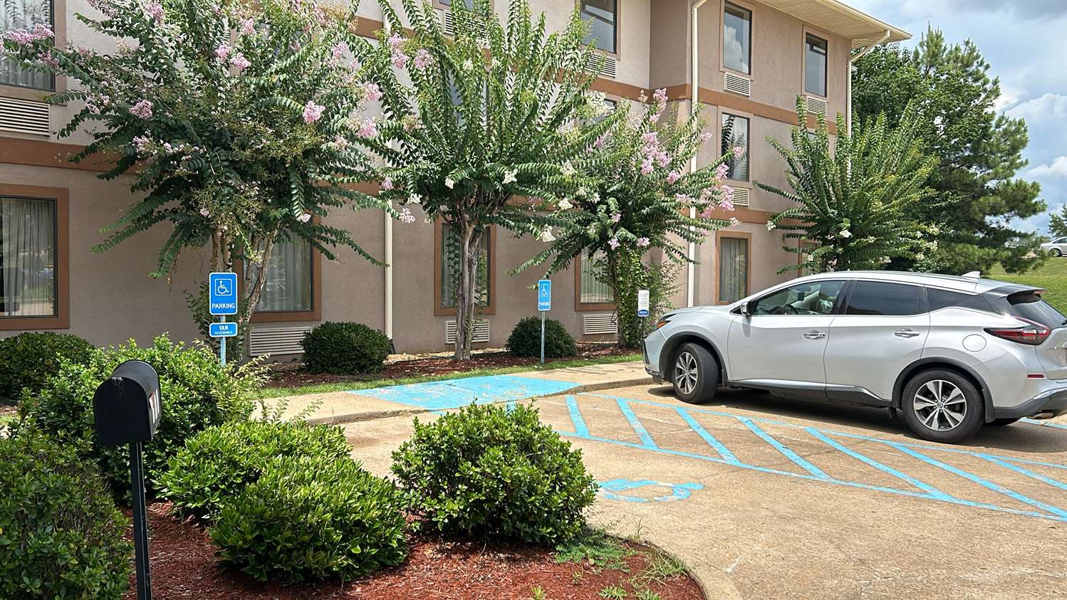 Pearl Jackson Airport Hotel 17/19