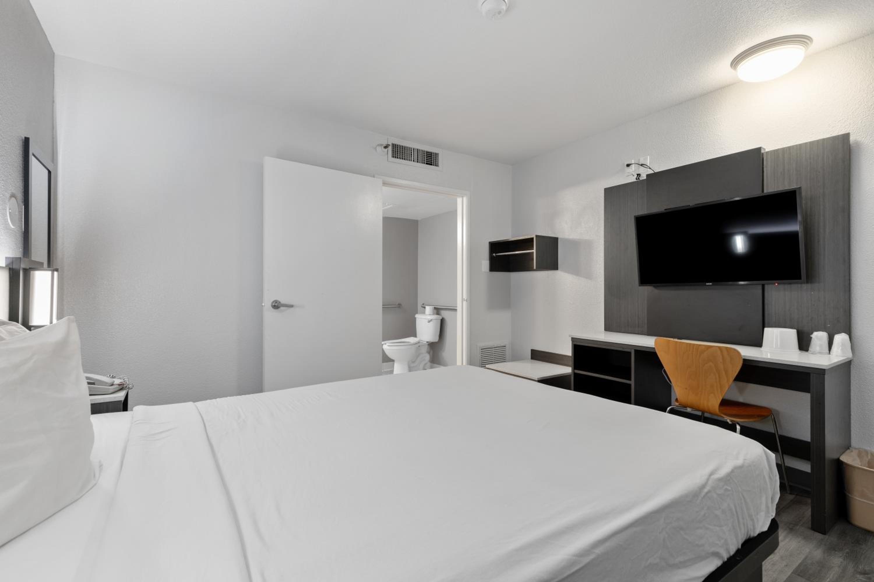 1 Queen Bed ADA/RI Shower/Mini Fridge, Motel6 Oceanside, CA 3/10
