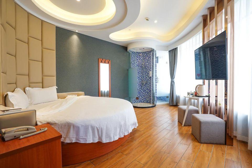 FEATURE, ROUND BED
