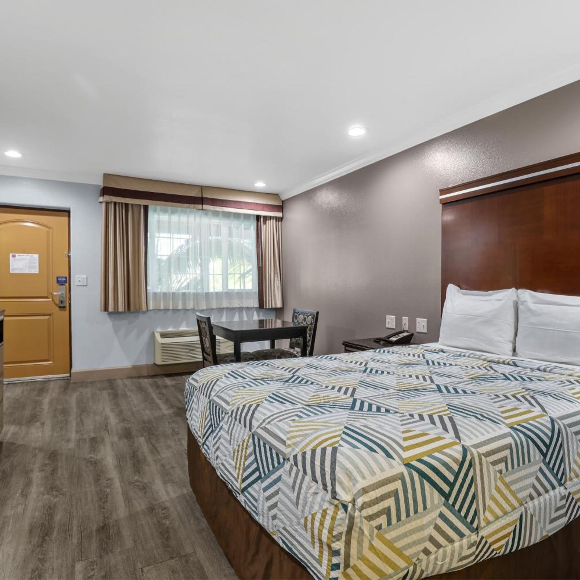1 Queen Bed Non-Smoking, Micfridge