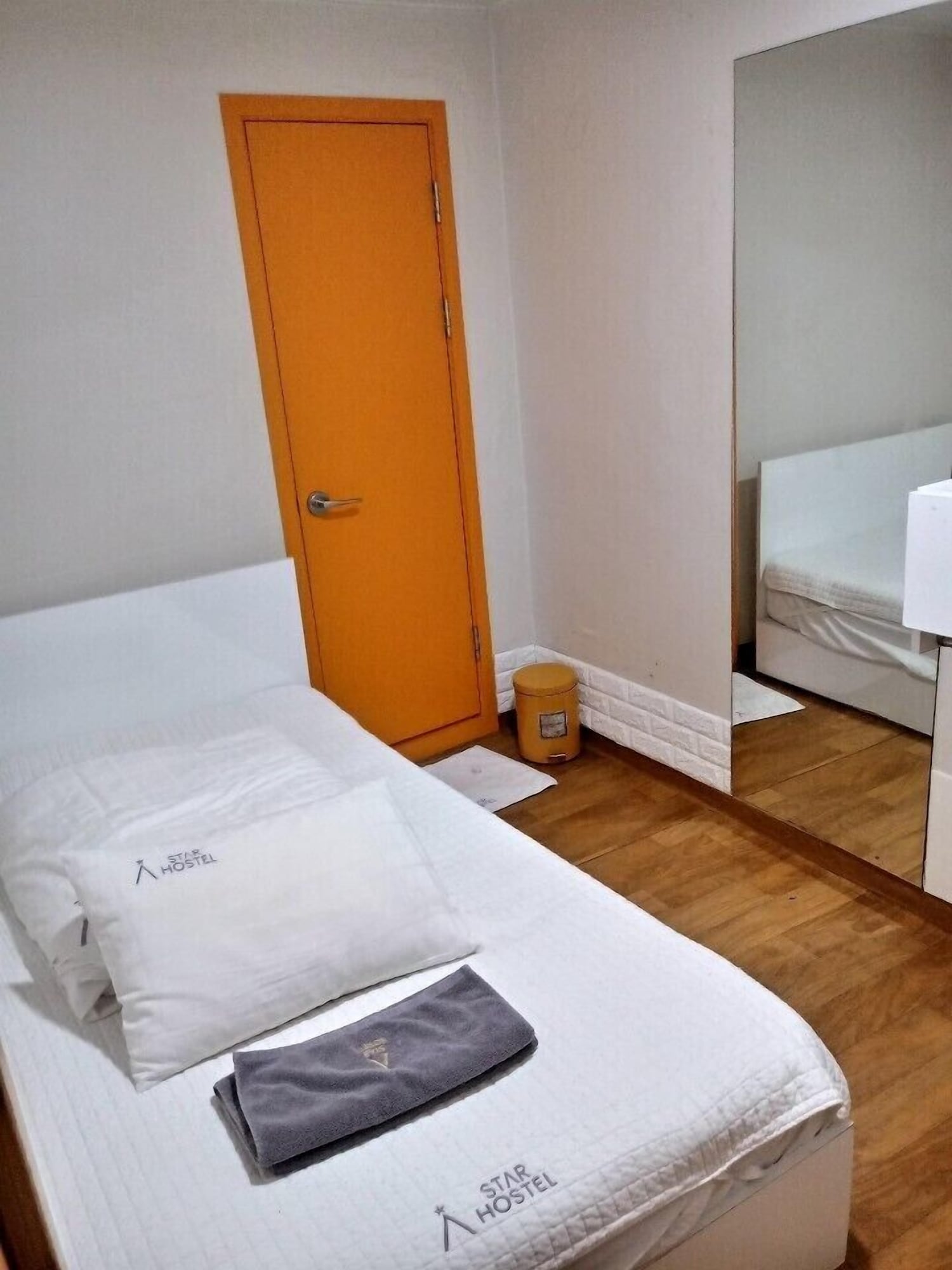 ROOM, SINGLE