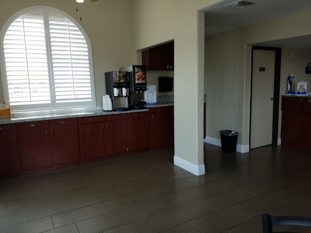Days Inn By Wyndham El Centro 9/38