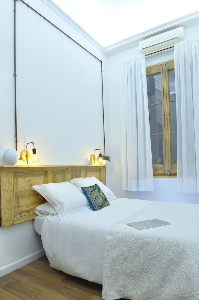 ROOM, SINGLE, PRIVATE BATHROOM