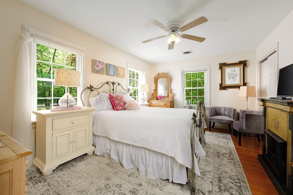 Colonial Gardens Bed & Breakfast 11/43