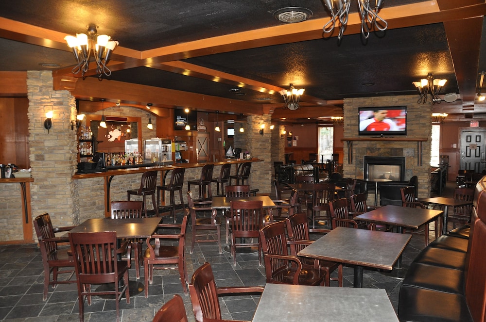 Twin Pine Inn & Suites 23/45
