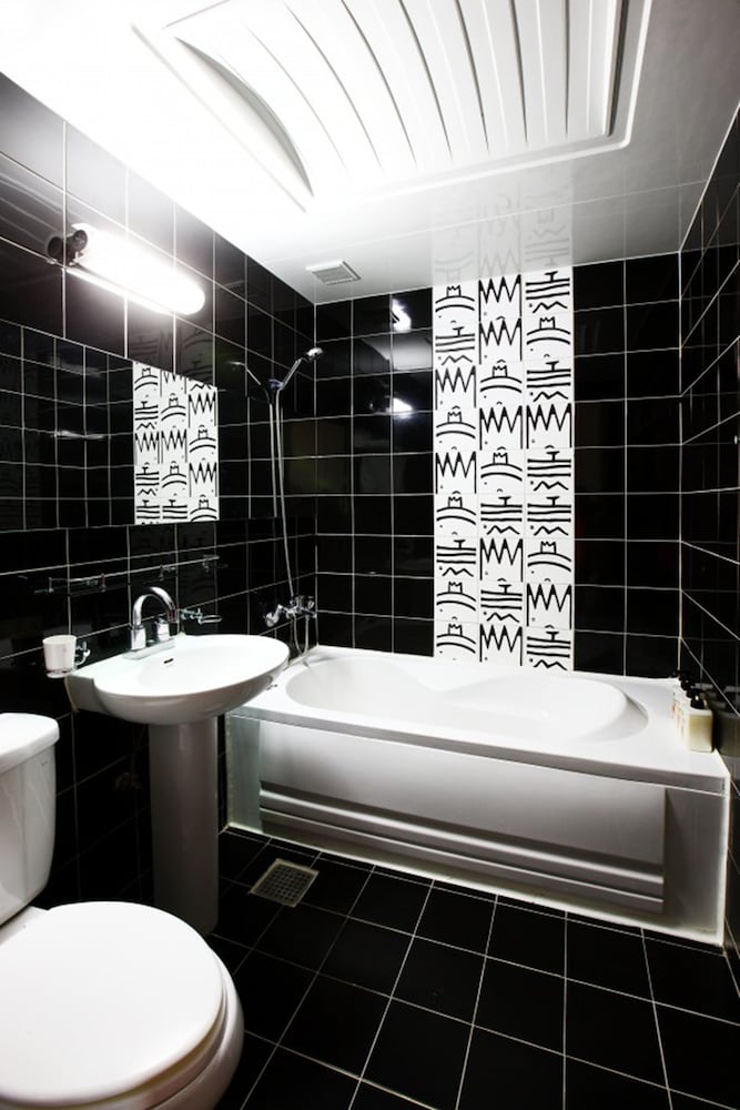 Q Hotel 12/36