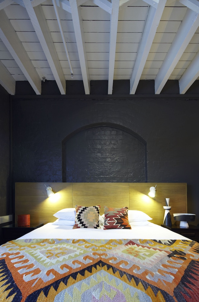 Harbour Rocks Hotel 35/70