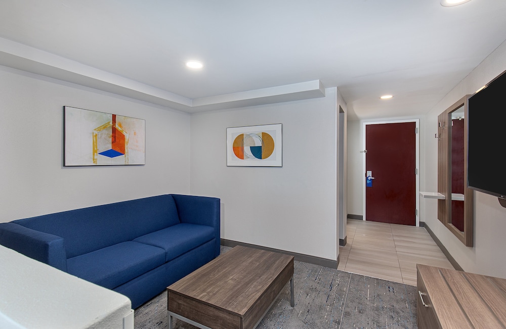 Holiday Inn Express Hotel and Suites Columbus At Northlake 34/57